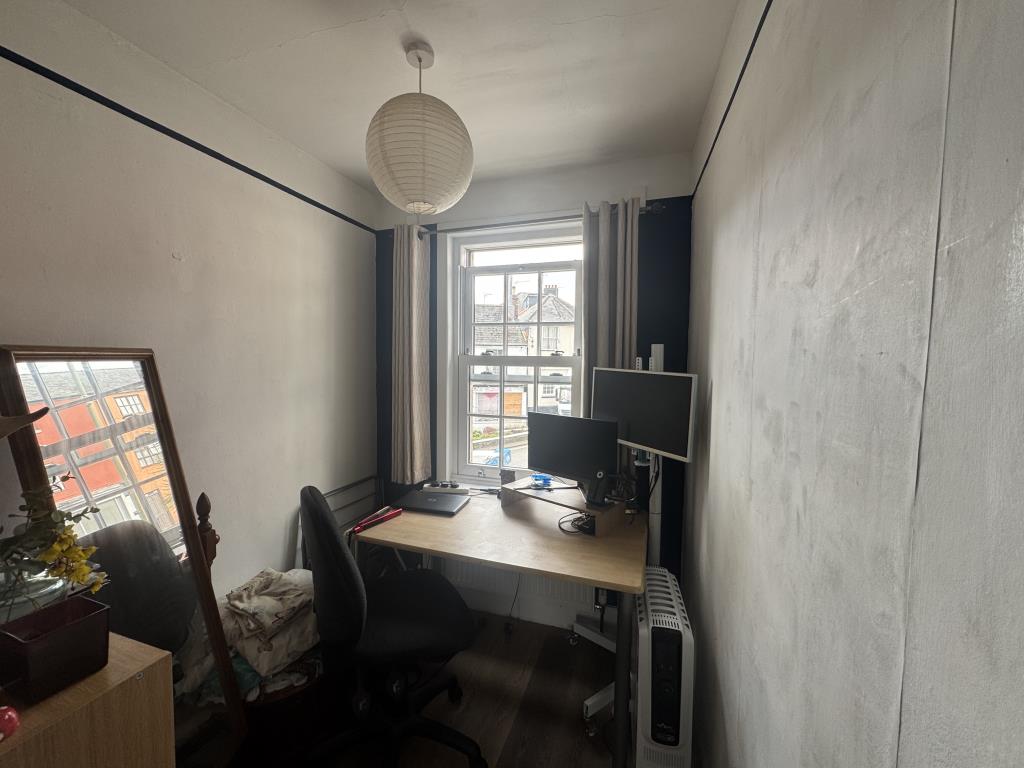 Lot: 43 - MID-TERRACE HOUSE FOR OCCUPATION OR INVESTMENT - Bedroom three